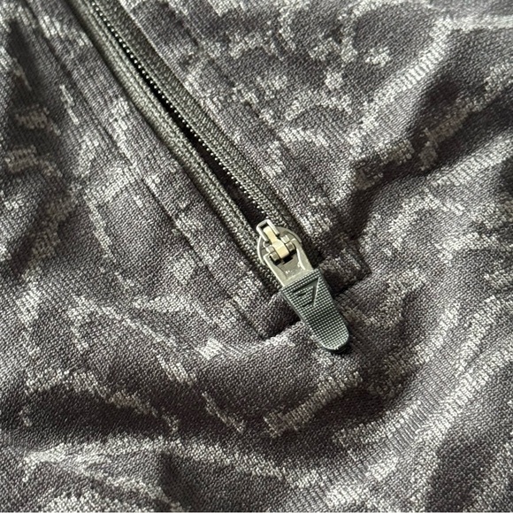 GymShark Adapt Animal Seamless Crop 1/2 Zip - Picture 4 of 8